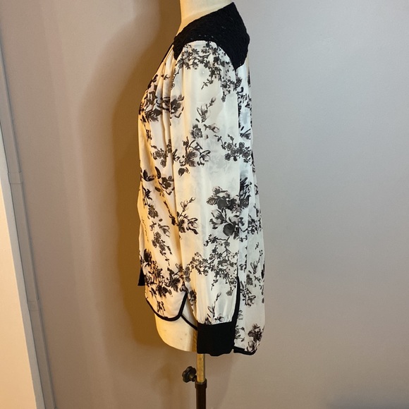 Bar III Size M Blouse in White and Black Floral Print Lace Backless Hi-Lo Blouse - Picture 2 of 9